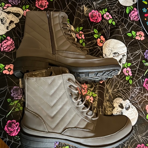 easy street Shoes - NWT Easy Street Womens ankle boots size 11